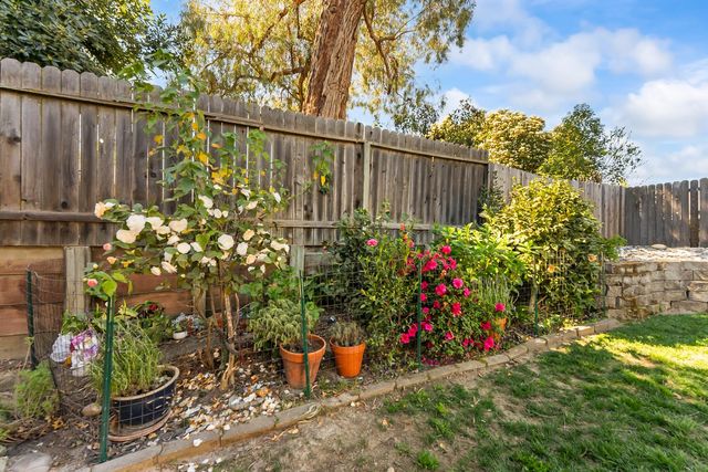 1520 Crestmont Oak Dr, Roseville, CA 95661