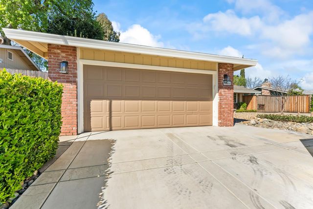 1520 Crestmont Oak Dr, Roseville, CA 95661