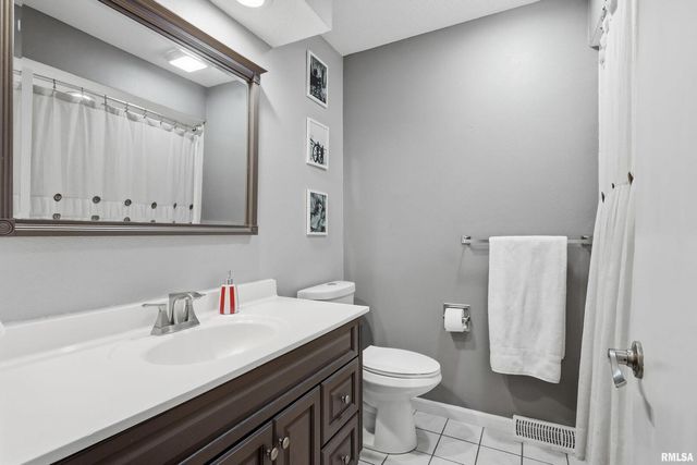 3880 TANGLEFOOT Court, Bettendorf, IA 52722