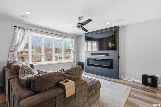 3880 TANGLEFOOT Court, Bettendorf, IA 52722