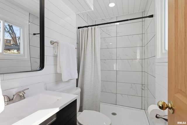 3880 TANGLEFOOT Court, Bettendorf, IA 52722