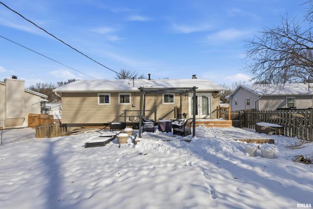 3880 TANGLEFOOT Court, Bettendorf, IA 52722