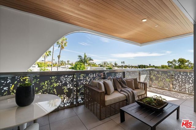 1257 N Sweetzer Avenue 404, West Hollywood, CA 90069