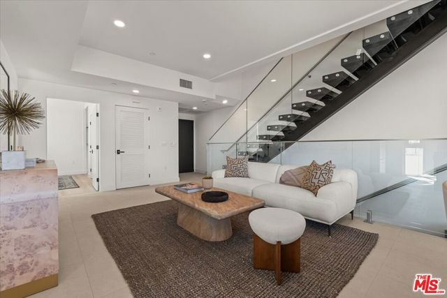 1257 N Sweetzer Avenue 404, West Hollywood, CA 90069