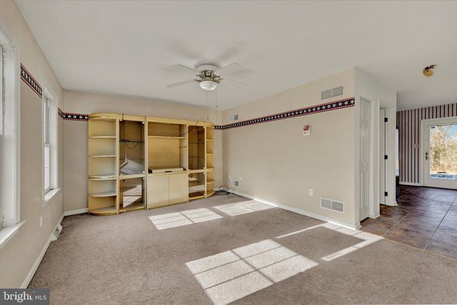 2256 N POINT DR, York, PA 17406