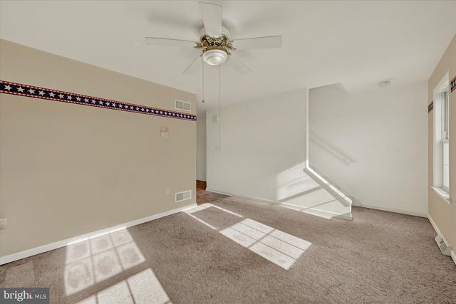 2256 N POINT DR, York, PA 17406