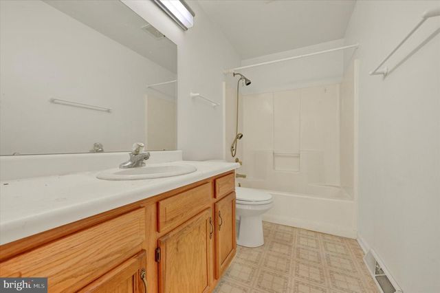 2256 N POINT DR, York, PA 17406