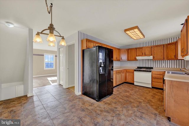 2256 N POINT DR, York, PA 17406