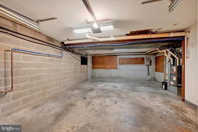 2256 N POINT DR, York, PA 17406