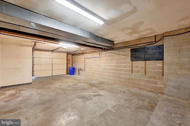 2256 N POINT DR, York, PA 17406