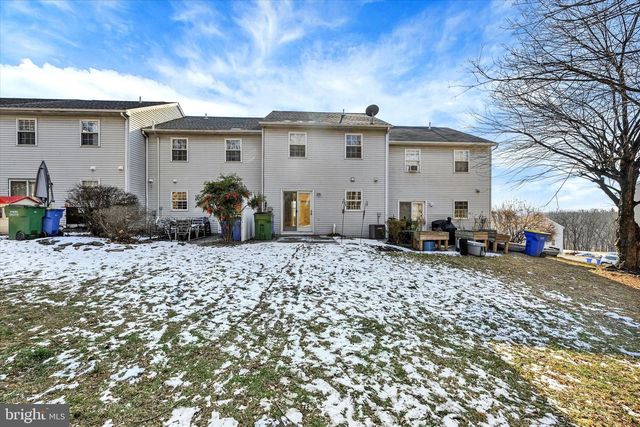 2256 N POINT DR, York, PA 17406