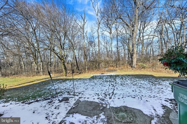 2256 N POINT DR, York, PA 17406