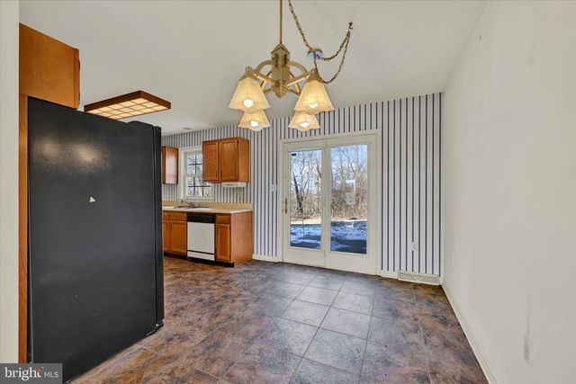 2256 N POINT DR, York, PA 17406