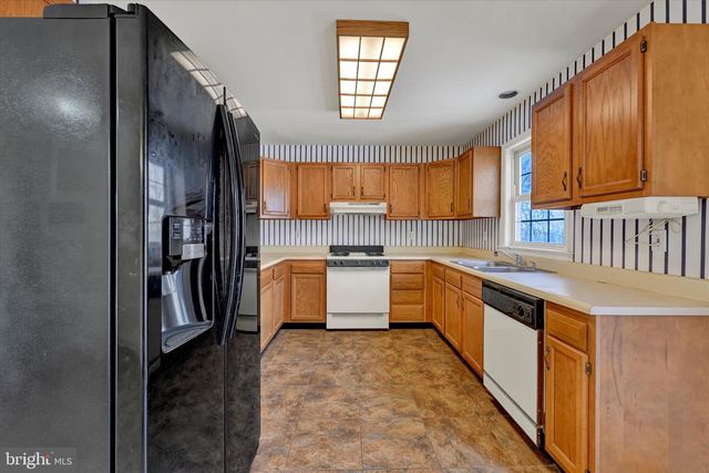 2256 N POINT DR, York, PA 17406