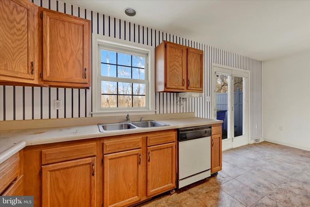 2256 N POINT DR, York, PA 17406