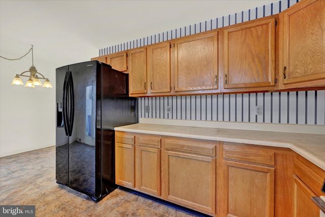 2256 N POINT DR, York, PA 17406