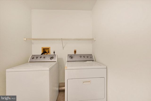 2256 N POINT DR, York, PA 17406