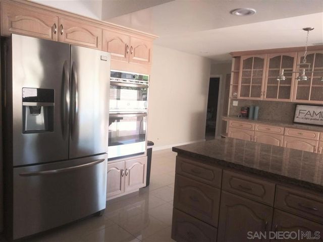 8888 N La Jolla Scenic Drive N, La Jolla, CA 92037
