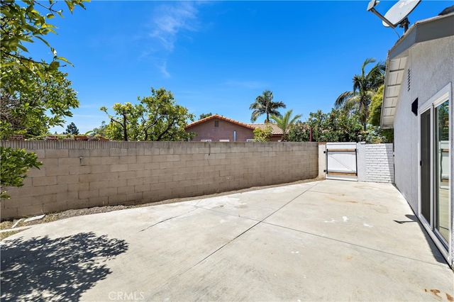 822 E Borchard Avenue, Santa Ana, CA 92707