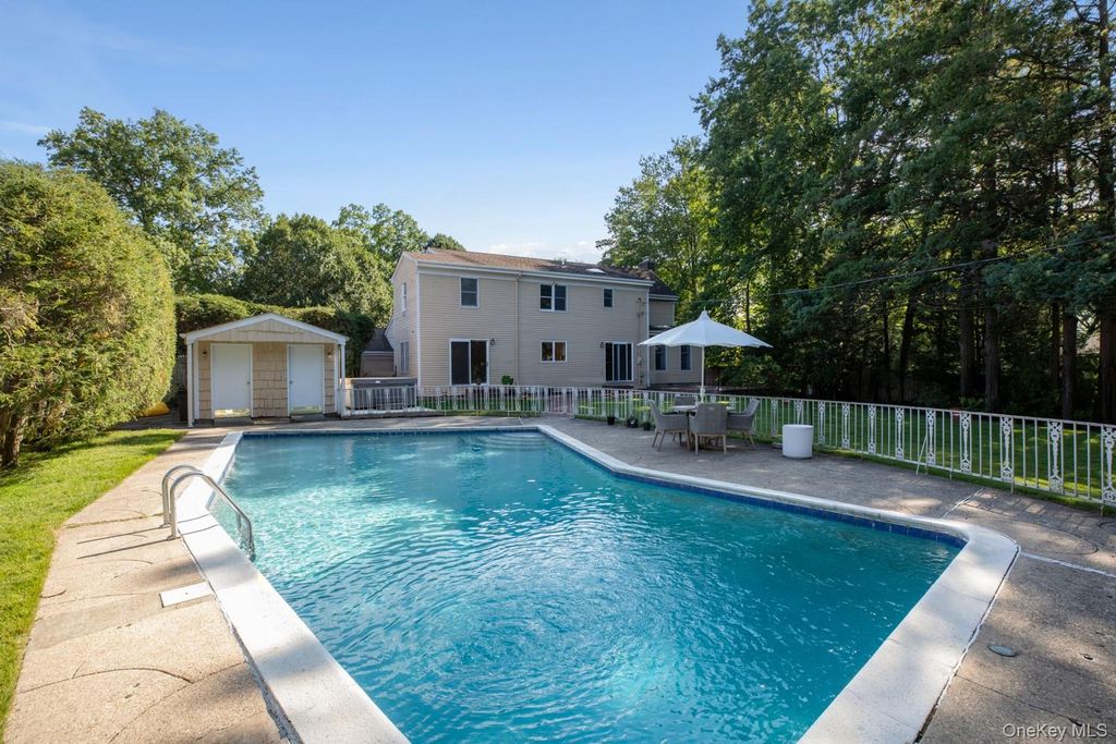55 North Drive, Manhasset, NY 11030 — photo 2