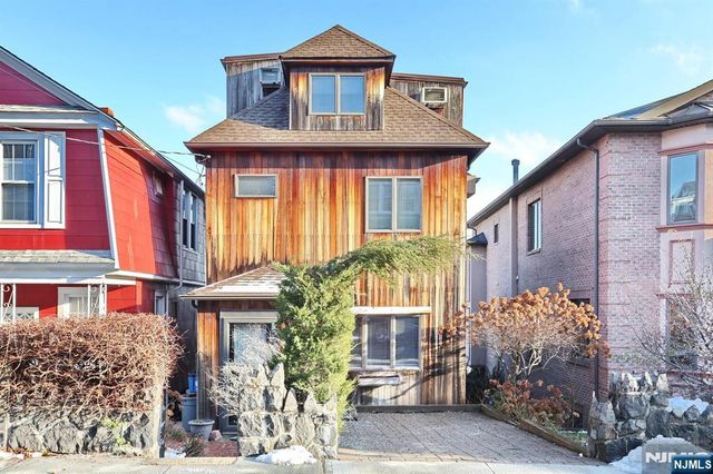 5 Beverly Place, Edgewater, NJ 07020