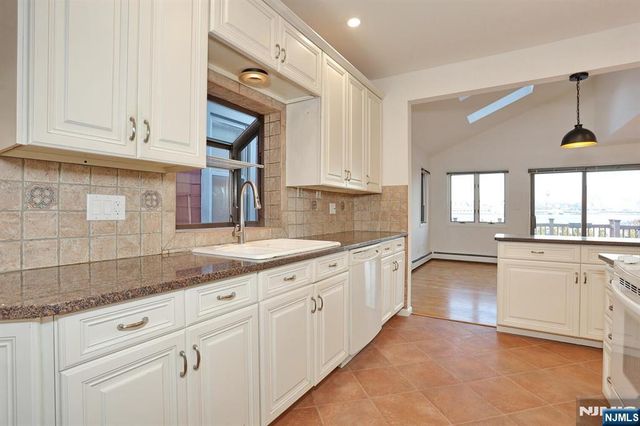 5 Beverly Place, Edgewater, NJ 07020