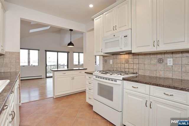 5 Beverly Place, Edgewater, NJ 07020