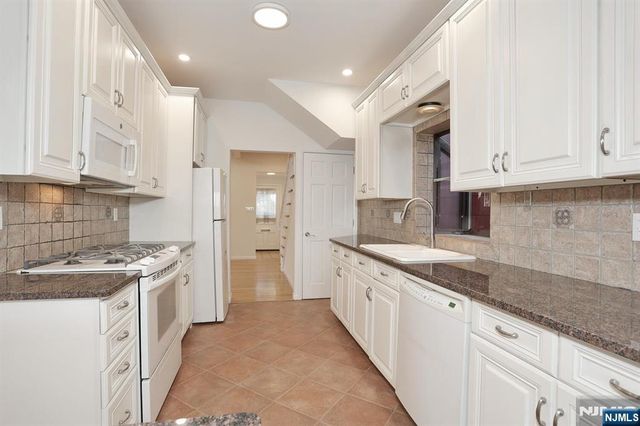 5 Beverly Place, Edgewater, NJ 07020