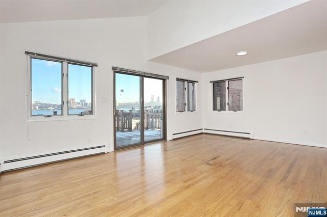 5 Beverly Place, Edgewater, NJ 07020