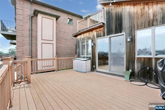 5 Beverly Place, Edgewater, NJ 07020