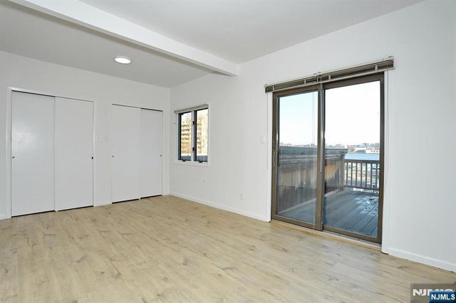 5 Beverly Place, Edgewater, NJ 07020