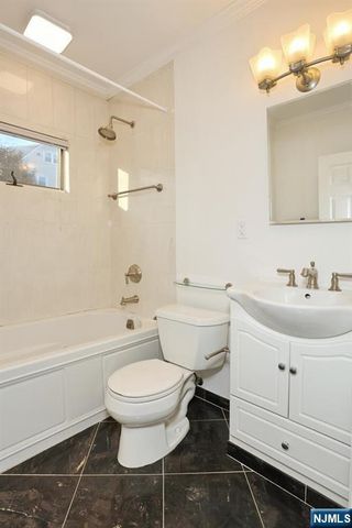 5 Beverly Place, Edgewater, NJ 07020