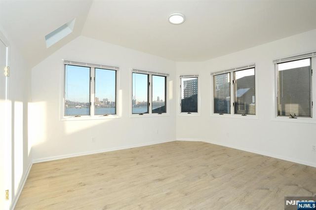 5 Beverly Place, Edgewater, NJ 07020