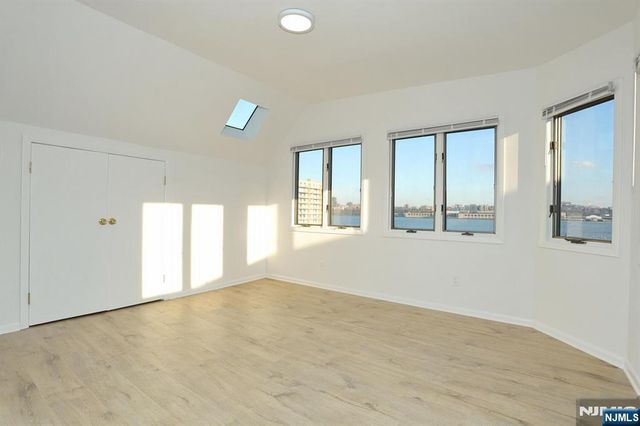 5 Beverly Place, Edgewater, NJ 07020