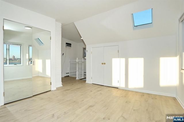 5 Beverly Place, Edgewater, NJ 07020