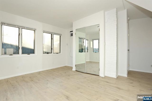 5 Beverly Place, Edgewater, NJ 07020