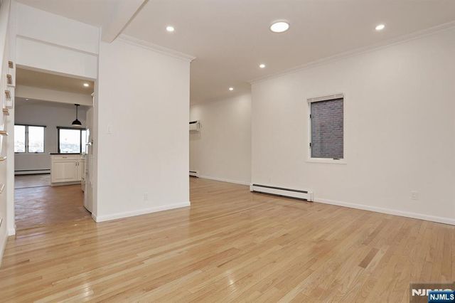 5 Beverly Place, Edgewater, NJ 07020