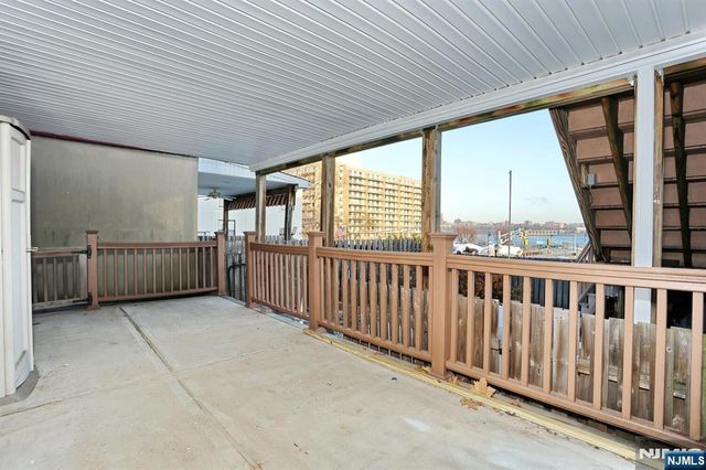 5 Beverly Place, Edgewater, NJ 07020