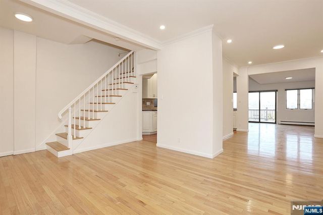 5 Beverly Place, Edgewater, NJ 07020