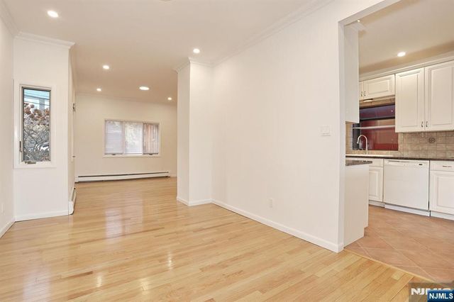 5 Beverly Place, Edgewater, NJ 07020