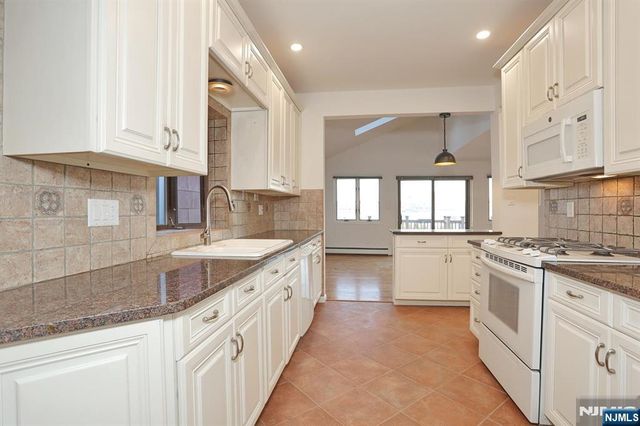 5 Beverly Place, Edgewater, NJ 07020