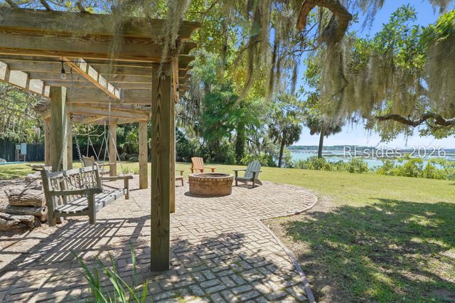 126 Gautier Pl, Beaufort, SC 29902