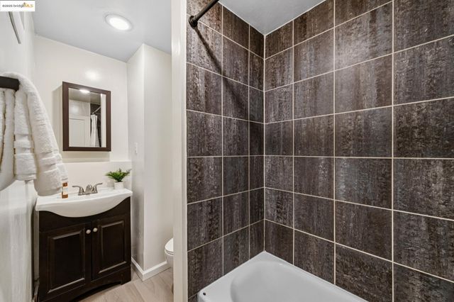 4125 Kuhnle Ave, Oakland, CA 94605