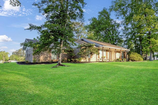 403 E Lake Drive, Livingston, TX 77351