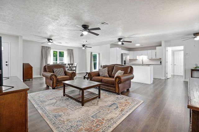 403 E Lake Drive, Livingston, TX 77351