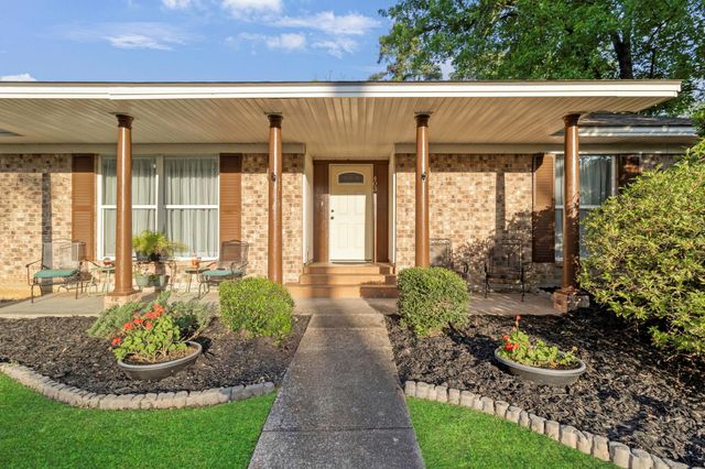 403 E Lake Drive, Livingston, TX 77351