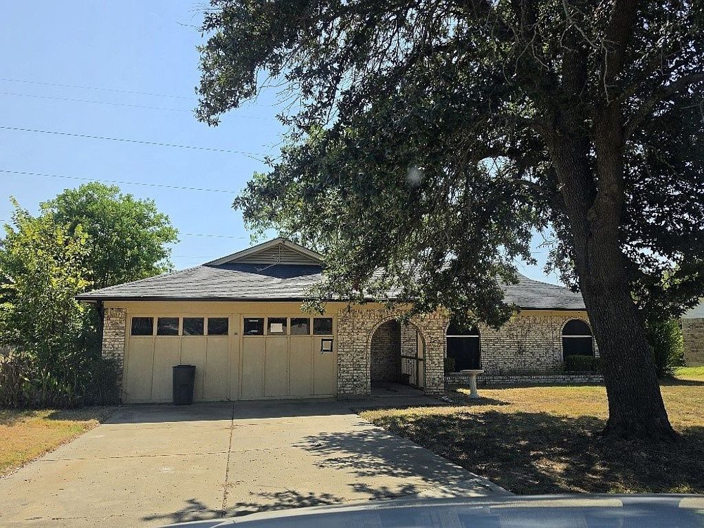 719 Ridgeway Road, Joshua, TX 76058