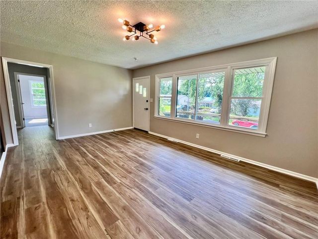 1906 NE 55th Street, Kansas City, MO 64118