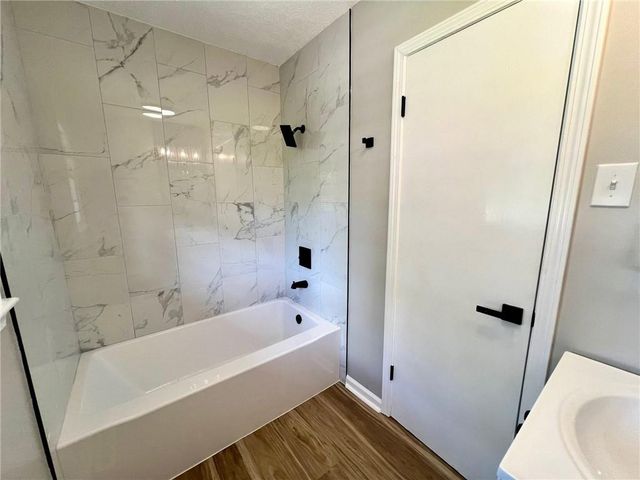 1906 NE 55th Street, Kansas City, MO 64118