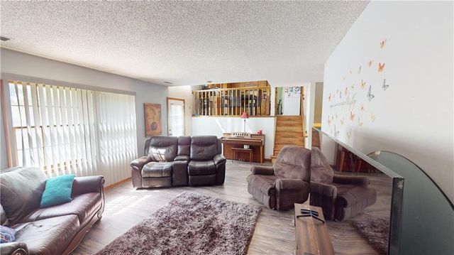 8626 Oakview Drive, Lenexa, KS 66215